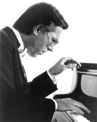 Pianist Arnaldo Cohen, a favorite of Middlebury College audiences, returns for the grand finale to this season&#8217;s performing arts series with a concert at 8 p.m., Friday, April 25, in the Center for the Arts Concert Hall on South Main Street (Route 30).