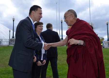 ron_laurie_hhdl_outside_nelson.jpg