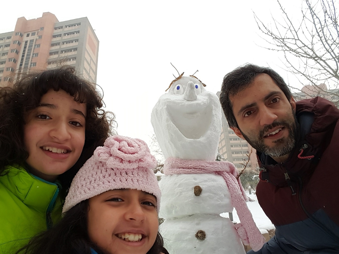Ata_Anzali_family_snow_news.jpg