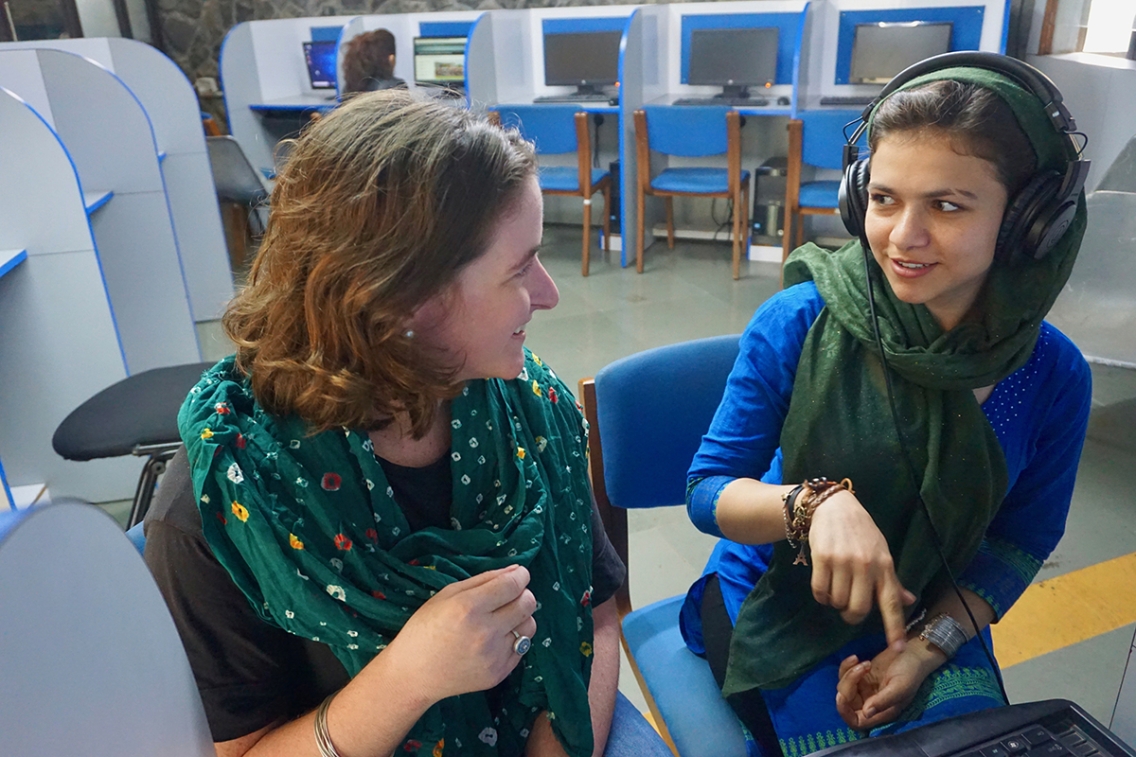 Middlebury alumna Sarah Harris ’11 works on digital storytelling with a SOLA student.