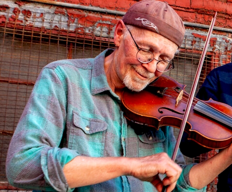 Photo of musician Pete Sutherland playing the fiddle.