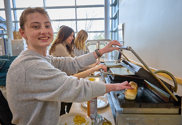 Jane Kelley ’27 eating dinner