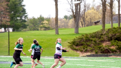 Liz Crawford ‘25 playing ultimate disc for the Middlebury Pranksters