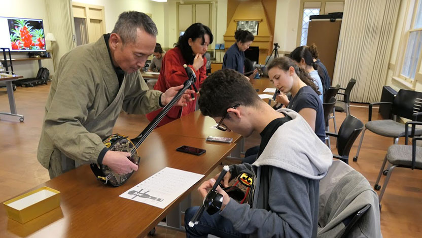 Students are advised by an expert 