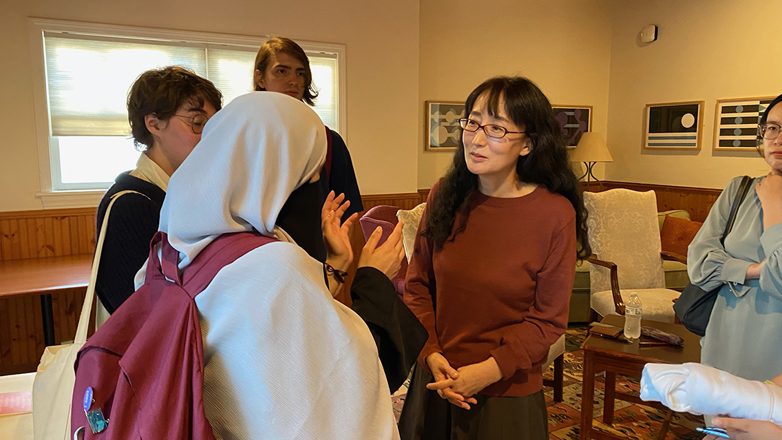 Yu Miri with Japanese Studies students