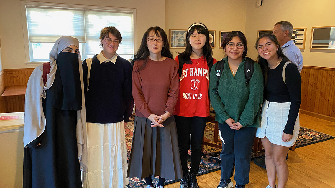 Yu Miri with Japanese Studies students