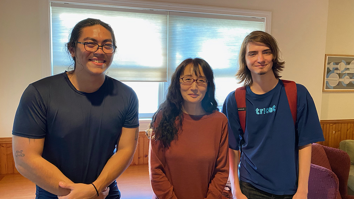 Yu Miri with Japanese Studies students