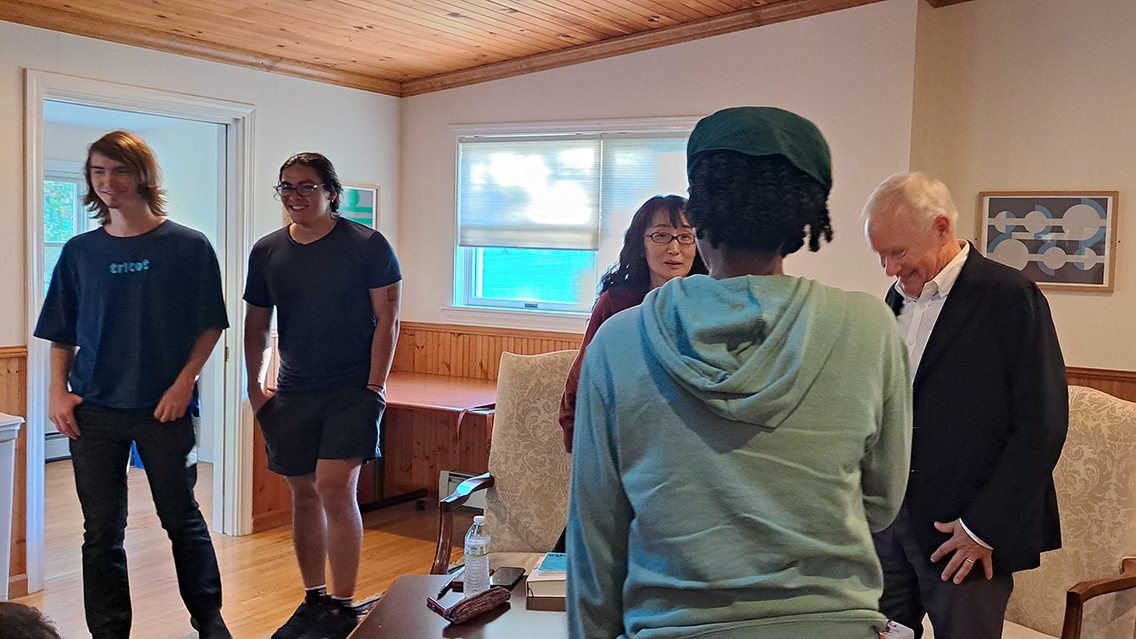 Yu Miri with Japanese Studies students and faculty