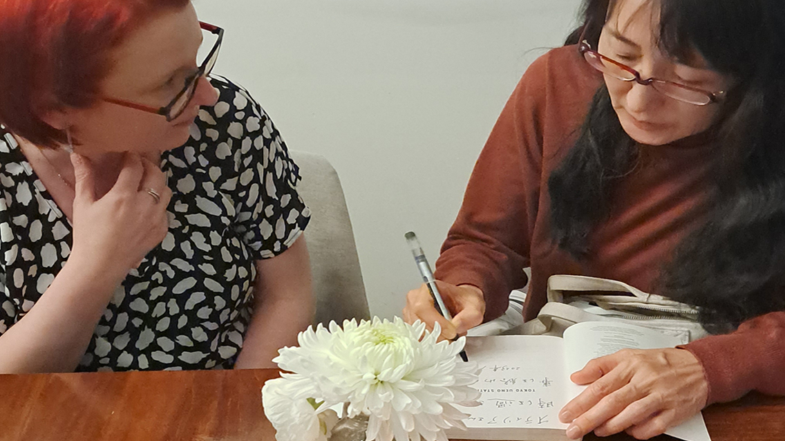 Yu Miri book signing