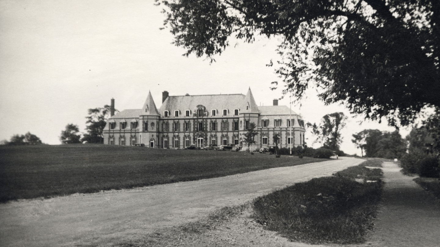 chateau wuith dirt road