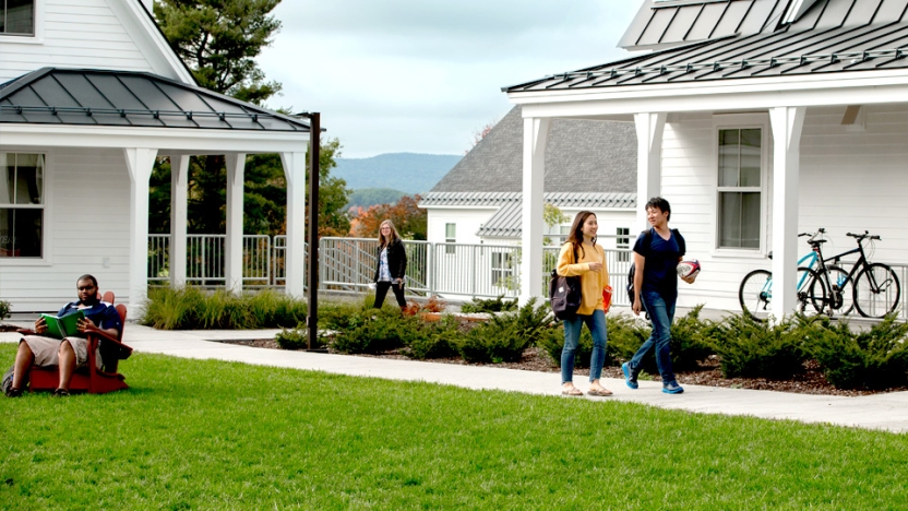 Two students walk between buildings on Middlebury's campus