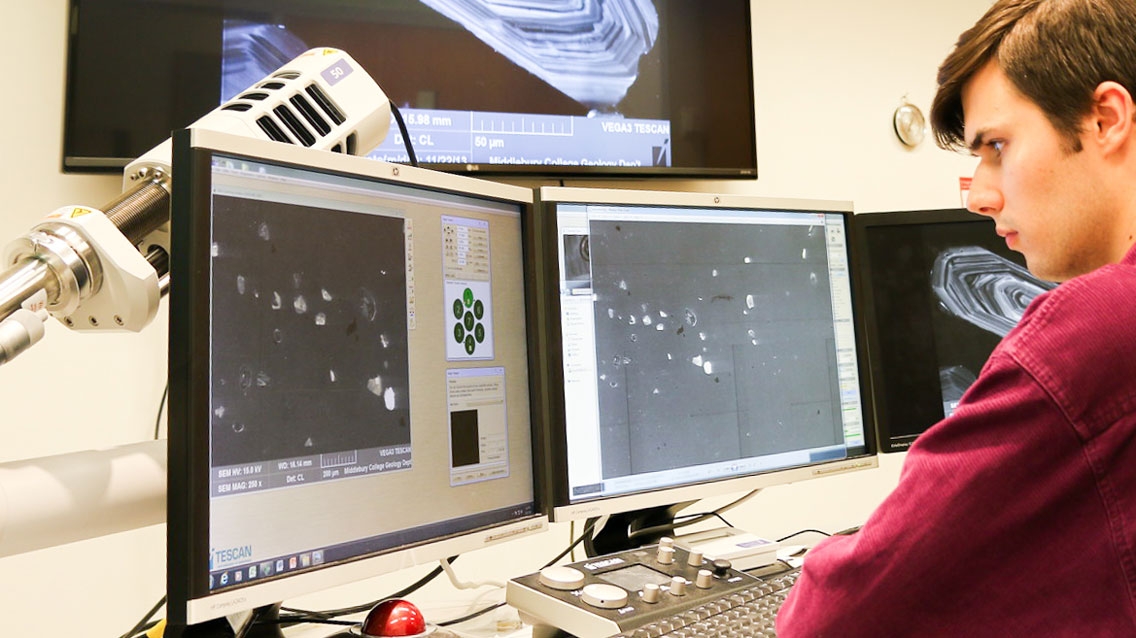 A geology student works with images from the electron microscope.