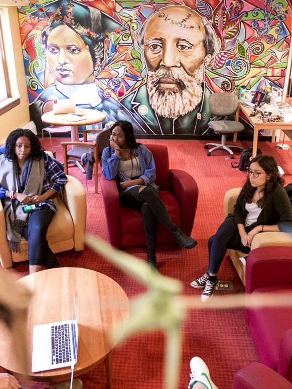 4 students gathered together in a common room at the Anderson Freeman Center