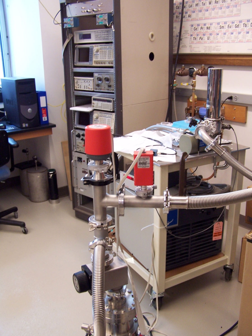Cryostat, pumping station and electronics for experiments at 7K