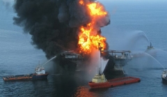 Deepwater_Horizon_offshore_drilling_unit_on_fire_2010