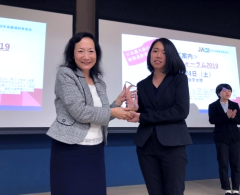 Masako Fukutani being presented with the award statue