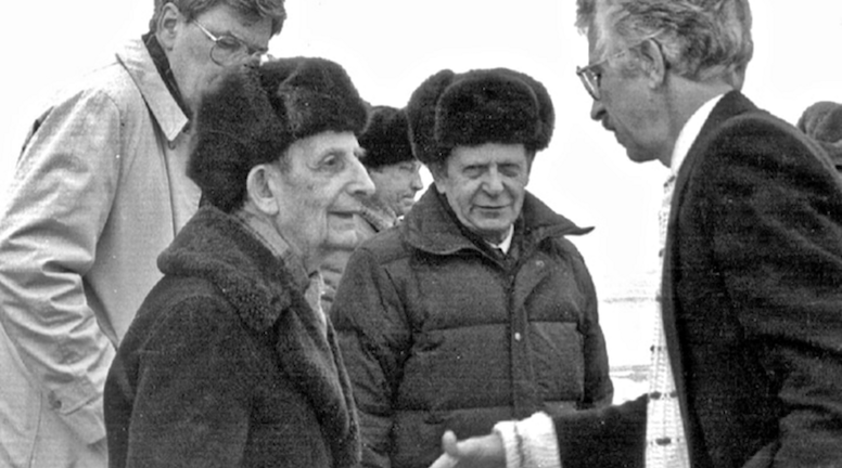 Sig Hecker shakes hands with Yuli Khariton in 1992