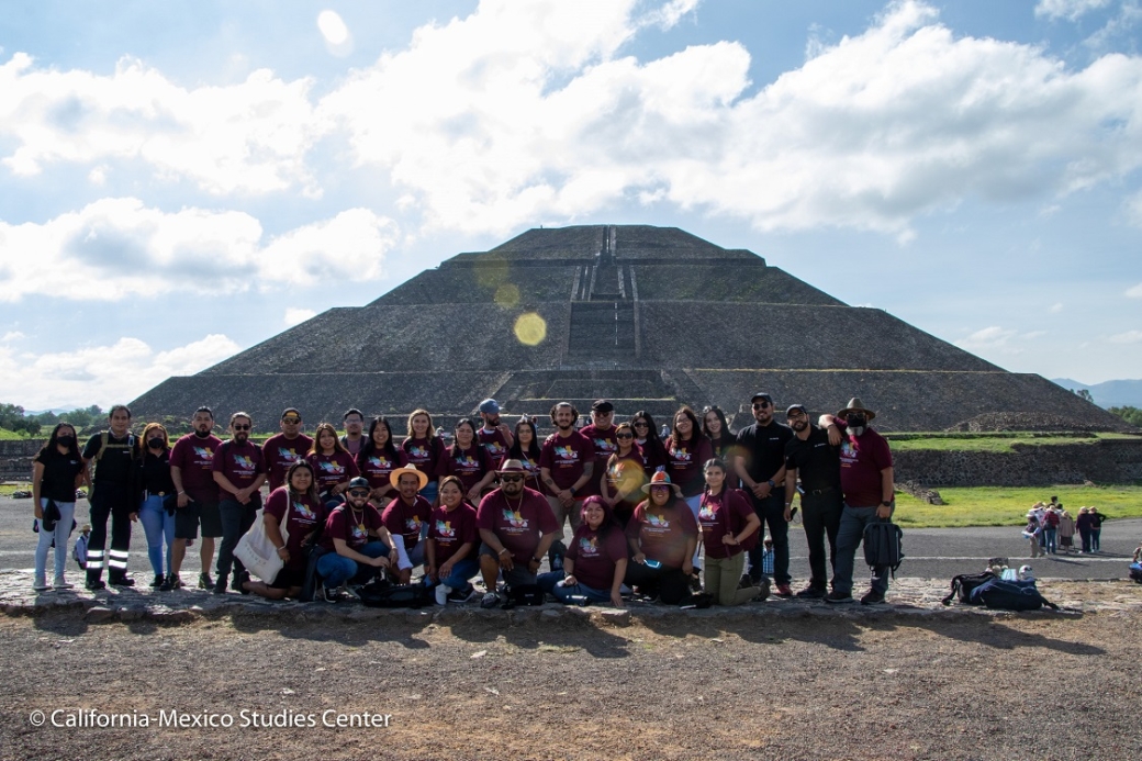 Group of students with the Teotihuacan Ruins in the background