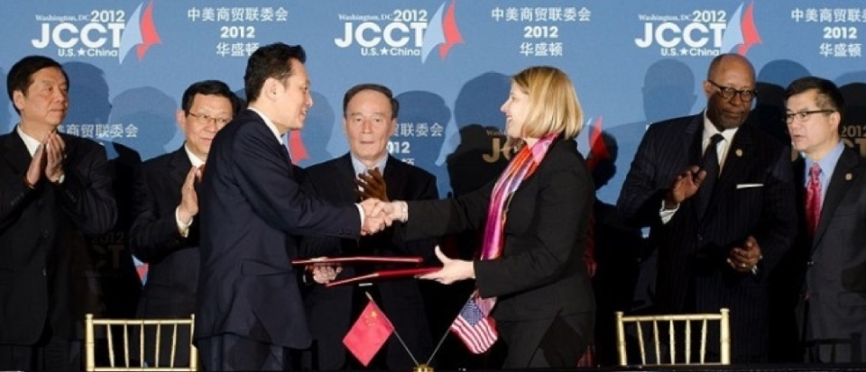 People shaking hands at U.S.-China Joint Commission on Commerce and Trade Conference 