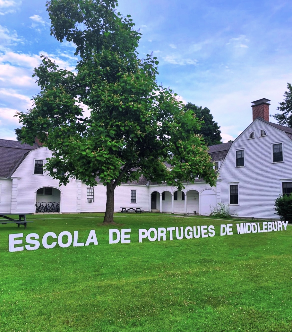 A white sign reading "Escola de Portuguese de Middlebury" on the Bennington College lawn