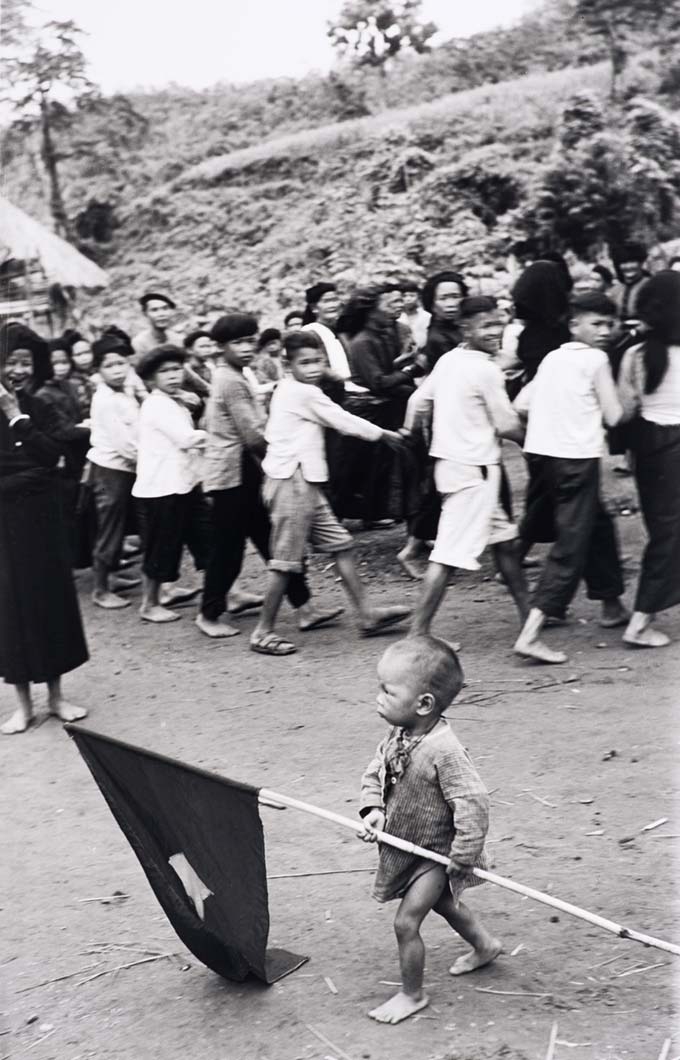 dmitri_baltermants_after_the_trial.jpg Dmitri Baltermants, child with flag