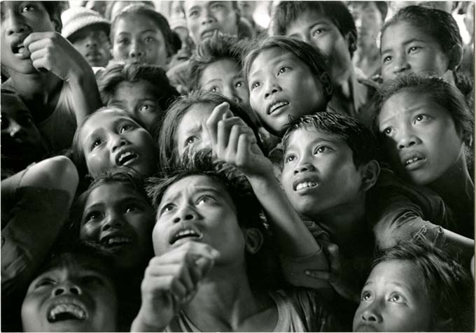 ken_heyman_bali_indonesia.jpg Ken Heyman, Children Looking at Photographs