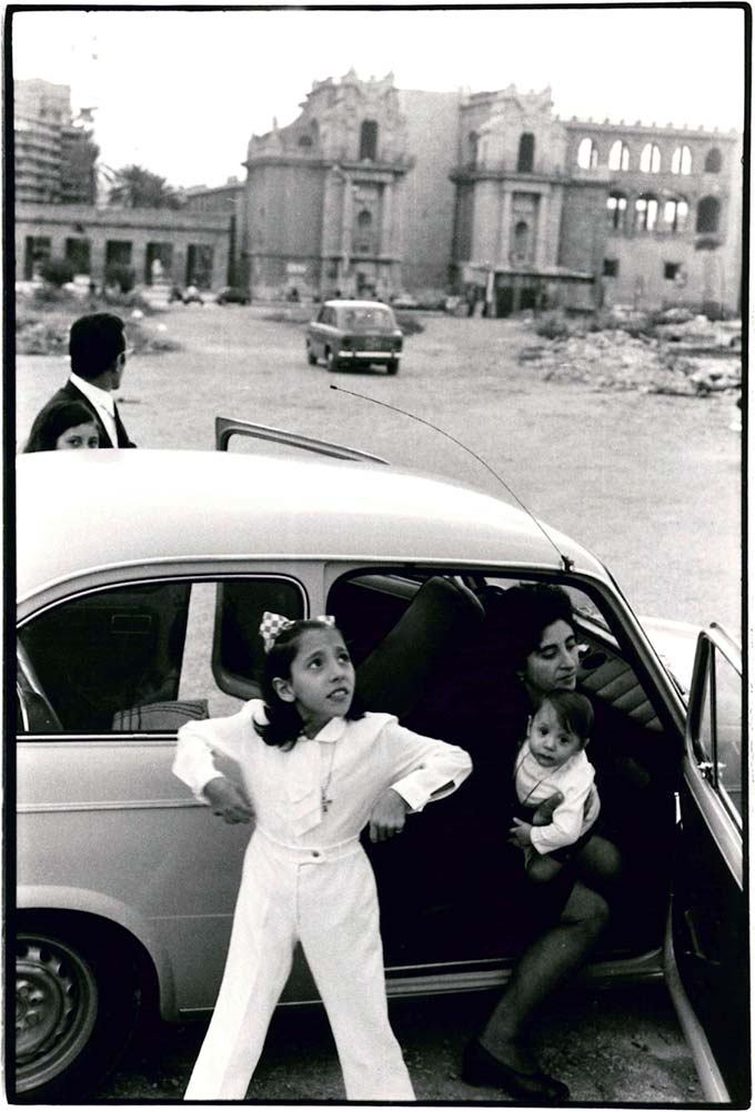 leonard_freed_family_car_sicily.jpg Leonard Freed, Family getting out of car in front a ruin, Sicily