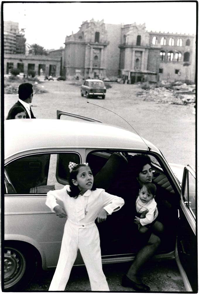 Leonard Freed, Family getting out of car in front a ruin, Sicily
