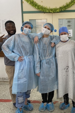 Middlebury’s Refugee Outreach Club (ROC) in full scrubs working in Ghana