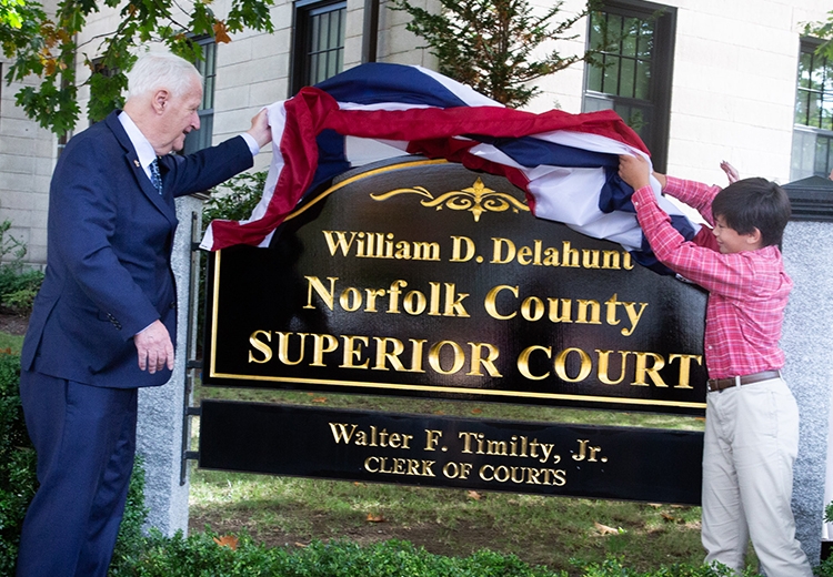 Bill Delahunt Unveils the sign for the courthouse named in his honour 