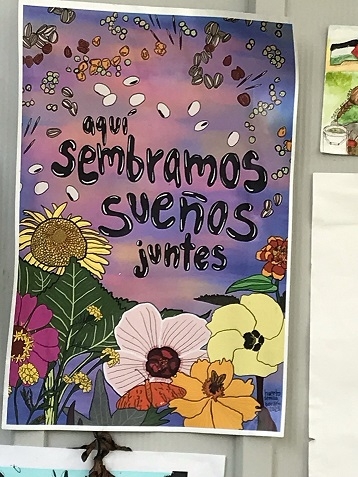 A poster reading "aquí sembramos sueños juntes"