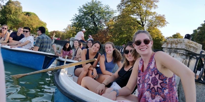 Students enjoying the good weather in the boats of the Retiro Park.