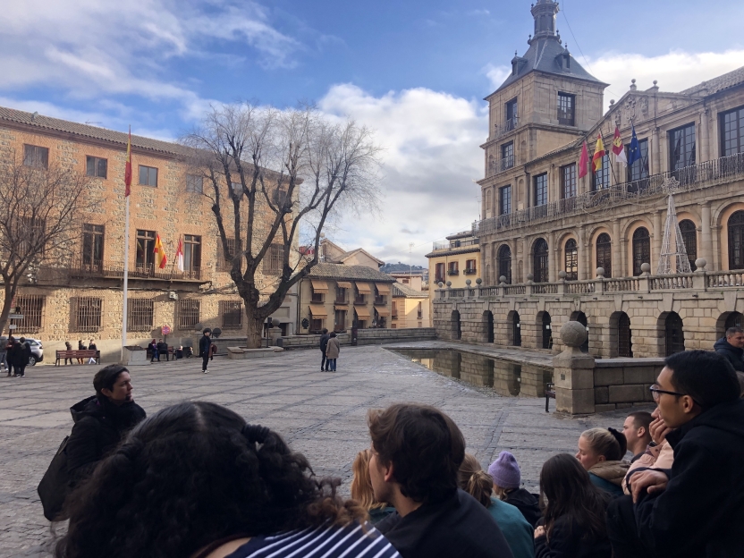 Students in the plaza of Toledo discovering the history of town hall and the cathedral.