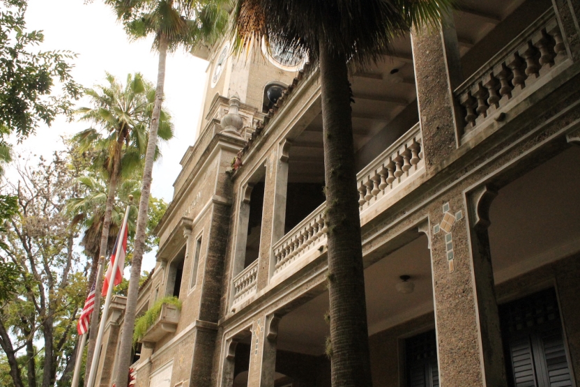 Building facade with flags at Middlebury study abroad in Puerto Rico 