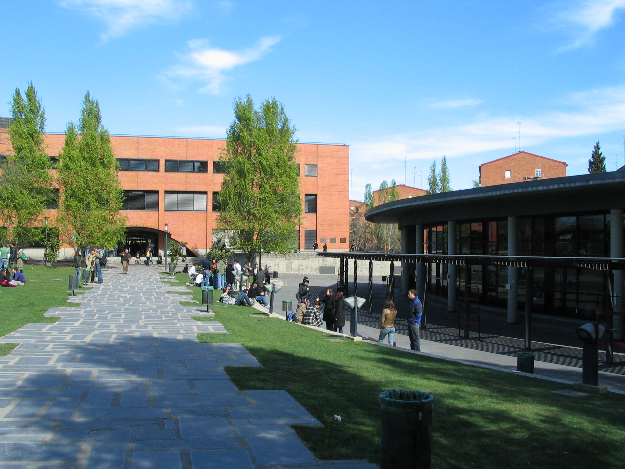 Students outside on a college campus