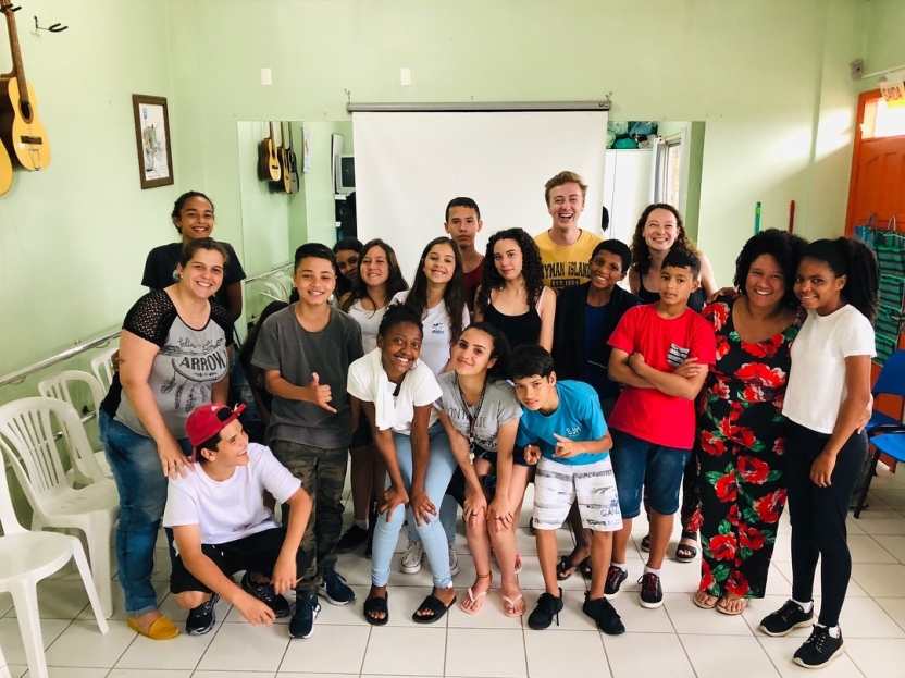Children, students, and staff at an internship site in Florianópolis