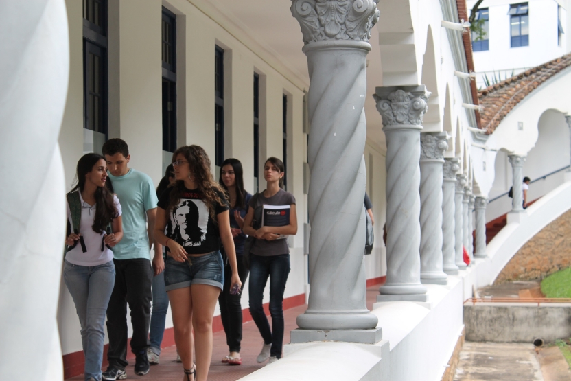 Students on the campus of the PUC Minas Gerais
