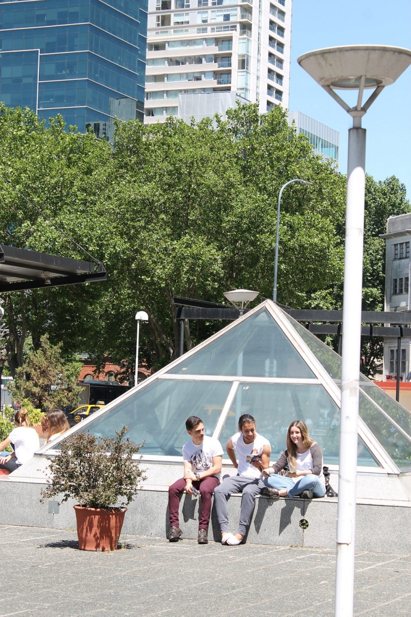Students sitting on the campus of the Pontificia Universidad Católica Argentina