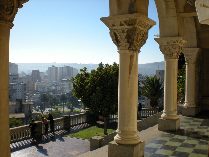 Columns and a view over the city of Viña del Mar