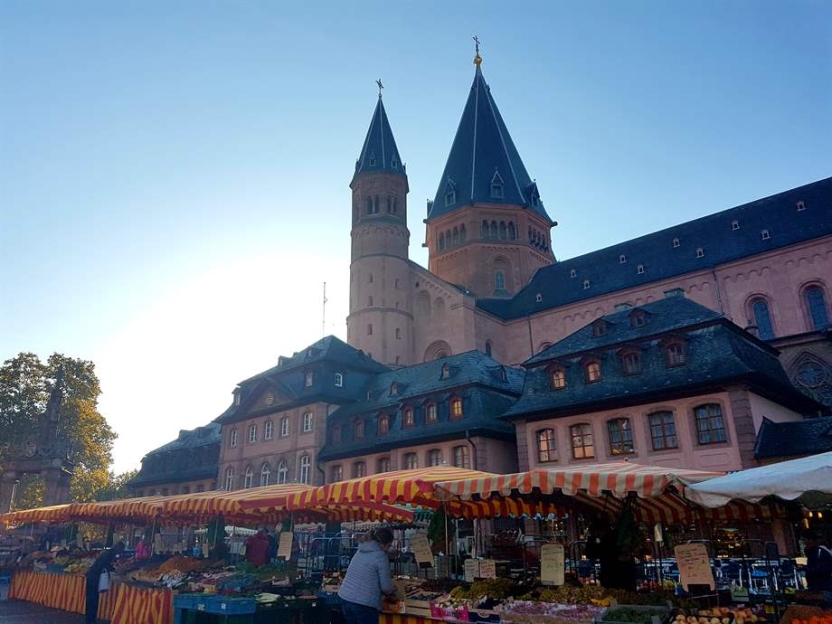 A marketplace with cathedral in the background