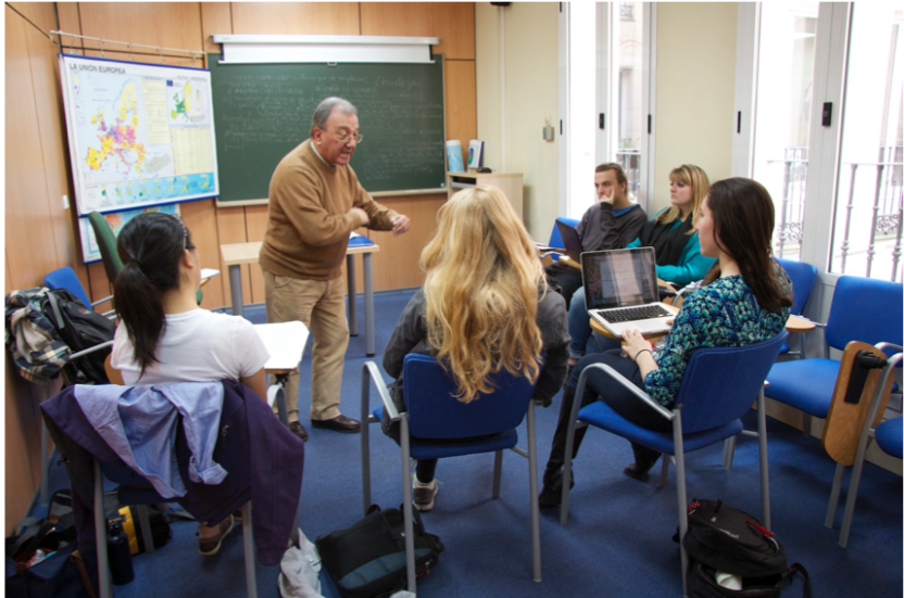 Professor teaching a class at the Sede Prim.