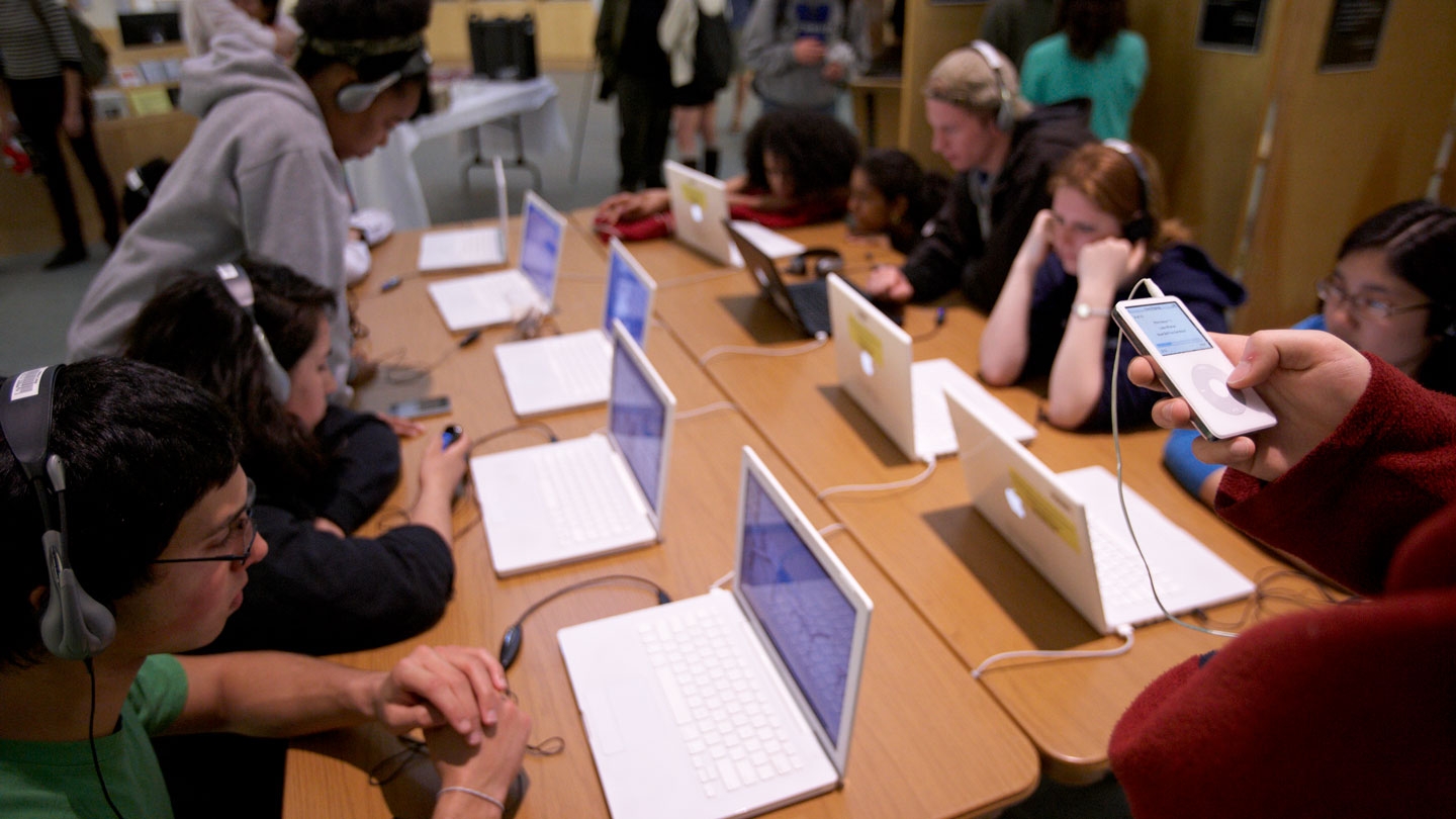 Students work on computers during a CTLR help session.