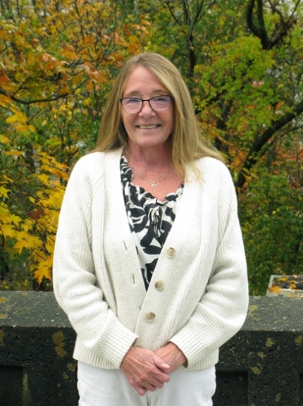 Lady with glasses and long blonde hair