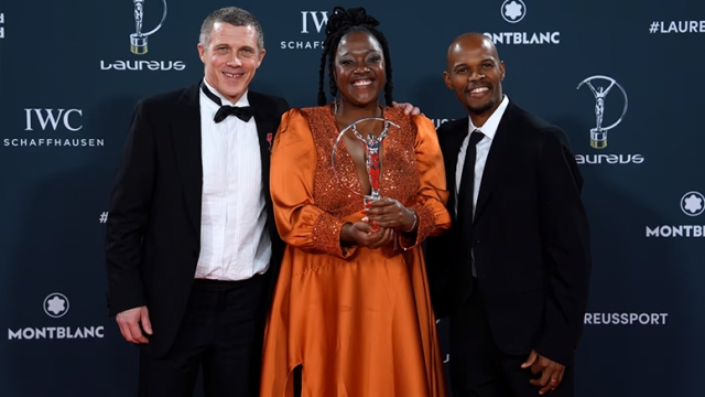 Motlatsi Nkhahle 15.5 receiving award.