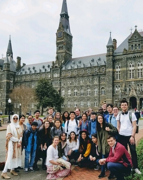 group of students at entrance to Georgetown University